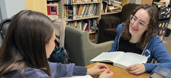 2 women learning in a beit midrash